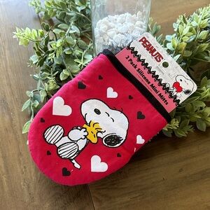Peanuts Red Snoopy Silicone Mitts